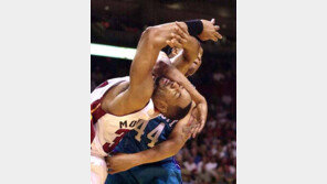 [NBA포토]‘누르지 마. 다쳐.’