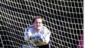 [축구 포토]＂두눈 질끈 감고＂