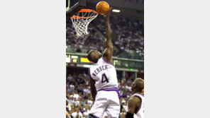 [NBA포토]‘슛이야 리바운드야’