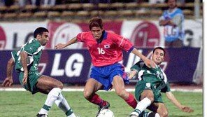 [축구 포토]＂두명으로 날 막겠다구?＂