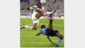 [축구 포토]＂축구야 무술이야?＂