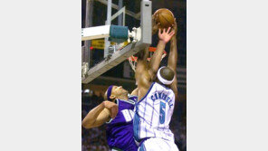 [ NBA포토]‘쉽게는 못 줘’