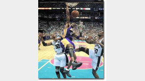 [NBA]오닐-브라이언트 앙앙거리다 찰떡궁합으로