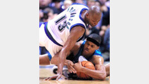 [NBA포토]‘고마해라, 벌써 잡았다 아이가’