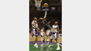 [NBA]아이버슨 ‘피 흘린 투혼’…부상에도 출전 28점활약