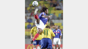 [축구 포토]왜 내등을 짚는거야!