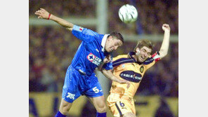 [축구 포토]＂내 머리가 빨랐다＂