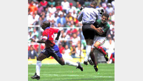 [축구 포토]'충돌'