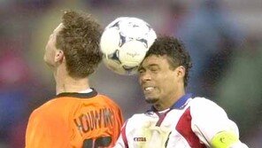 [축구 포토]공 터질라?