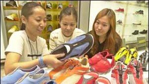 [패션 포토 뉴스]＂스니커즈 운동화 인기예요＂