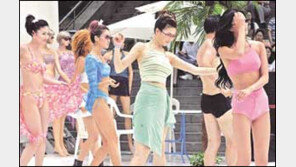 [패션 포토 뉴스]수영복 패션쇼… “마음은 해변으로”