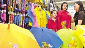 [패션 포토뉴스]“엄마, 우산사주세요”