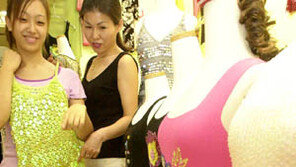 [패션 포토뉴스]앞가슴 눈길끄는 '스팽클 민소매'