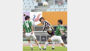 [축구 포토]'공 받아라!'