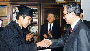 [스포츠 화제]김동성 뒤늦게 학사모 써