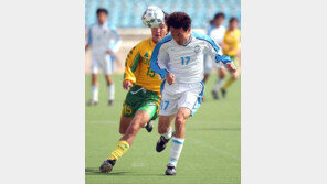 [축구 포토]＂머리로 일단 따내고…＂