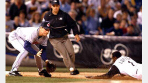 [美프로야구 포토]누가 빨랐을까?