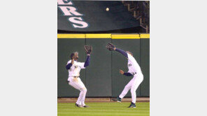 [美프로야구 포토]‘누가 잡을까?’