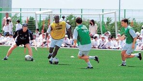 [2002월드컵 포토]축구 꿈나무들에 한수 시범