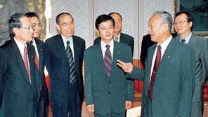 [금융]은행장들 “인플레 우려… 금리인상 필요”