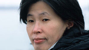 [문학예술]'붉은 포대기'…춥고 지친 삶을 포대기로 감싸듯