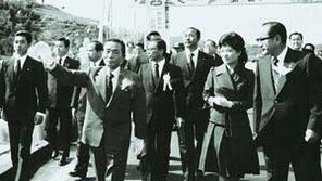 [인문사회]'개발독재와 박정희시대'… ‘超人박정희’ 바로보기