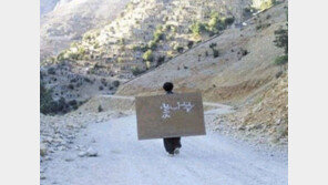 [씨네리뷰]'칠판'…칠판 지고 전쟁터로 떠난 선생님들