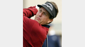 [골프]미켈슨 파4홀서 ‘깜짝 홀인원’