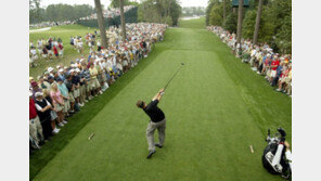 [골프/마스터스]미켈슨 그린 자켓 입다