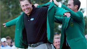 [골프]마스터스 우승 필 미켈슨 “그린재킷 입고 잤지요” 고백