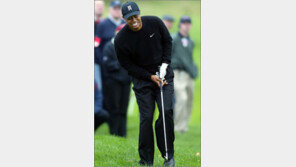 [골프]다친 호랑이 더 무서웠다…우즈 부상속 4언더