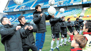 [축구]K리그 득점王모임 ‘황금발’ 꿈나무 축구교실