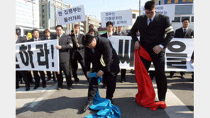 [씨름]‘배고픈 장사들’ 검은양복 시위