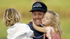 [골프]“얘들아,아빠 또 우승했다”미켈슨 벨사우스골프 2연패