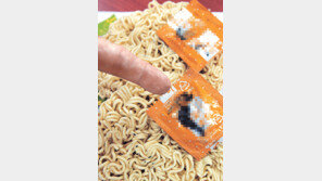 [휴지통]라면에 시커먼 폐유가…