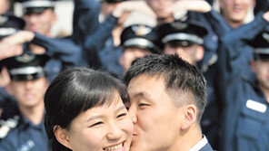공사 동기생 커플 약혼식… 187명 소위 임관