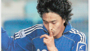 쉿！ 봤지，3골…안정환, 부진 논란 재우며 해트트릭 신고식