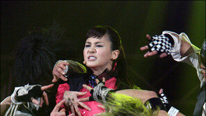 [포토]아이비, 남자들 손길에  ‘아하~’