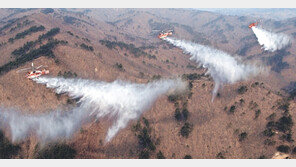 [포토뉴스]물폭탄 투하 완료” DMZ서 첫 산불진화 훈련