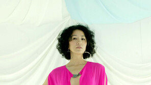 김희애 맞아? ‘가슴 살짝~ 도발미’ 화제