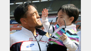 [포토]이봉주의 귀여운 둘째아들 ‘아빠 잘했어’