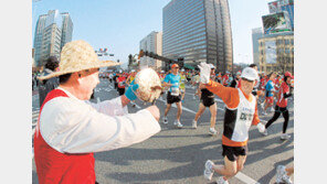 세계적 선수 출전-평탄한 코스-최적의 날씨-매끄러운 진행…4박자 ‘명품 마라톤’