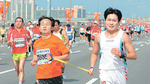 아픈 다리 기대며… 사랑의 42.195