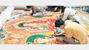 “100% 똑같이” 관람객 낙서까지 재현…무위사 극락전 벽화 모사