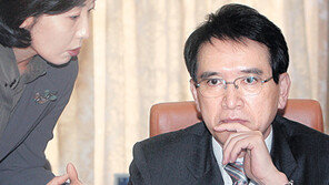 한나라 ‘손학규 때리기’ 총공세 “등에 칼 찌를수 있나”