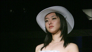 [포토]스카프 한장의  ‘섹시미’