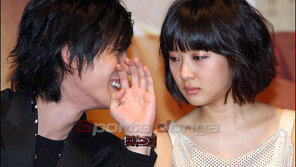 [포토]박기웅-이청아 ‘비밀이야기(?)’