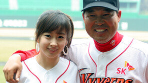 [포토] 이만수 ‘미국은 포옹이 기본인데’