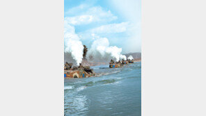 무인정찰기서 보낸 정보 스크린 뜨자 “포격 개시”