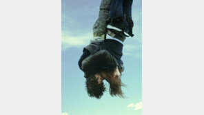 이효리-이동건,  대롱대롱   ‘번지점프 키스’